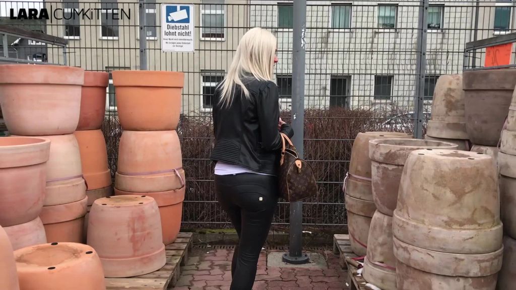 sexy foto nr. 3 von Public PISS im Baumarkt | Wer kauft den nassen Blumentopf?