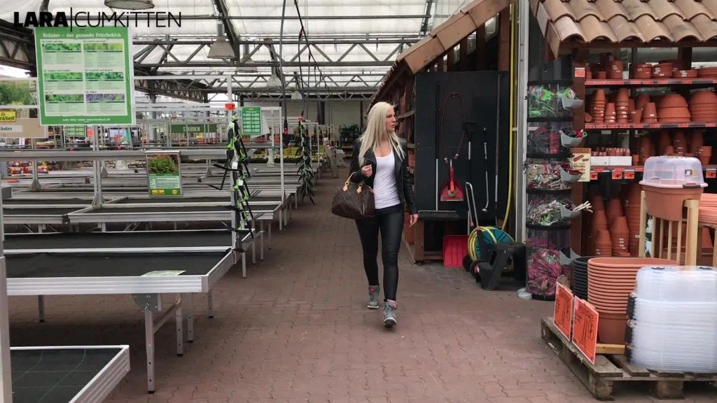 sexy foto nr. 4 von Public PISS im Baumarkt | Wer kauft den nassen Blumentopf?