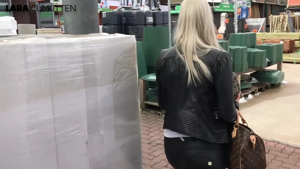 sexy foto nr. 5 von Public PISS im Baumarkt | Wer kauft den nassen Blumentopf?
