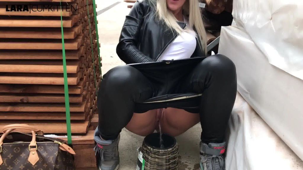 sexy foto nr. 8 von Public PISS im Baumarkt | Wer kauft den nassen Blumentopf?
