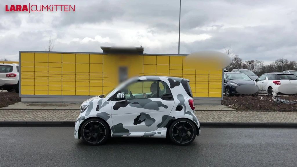 sexy foto nr. 2 von PUBLIC PISS | Dringende Notdurft vor der Paketstation
