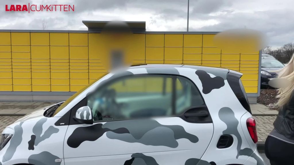 sexy foto nr. 3 von PUBLIC PISS | Dringende Notdurft vor der Paketstation