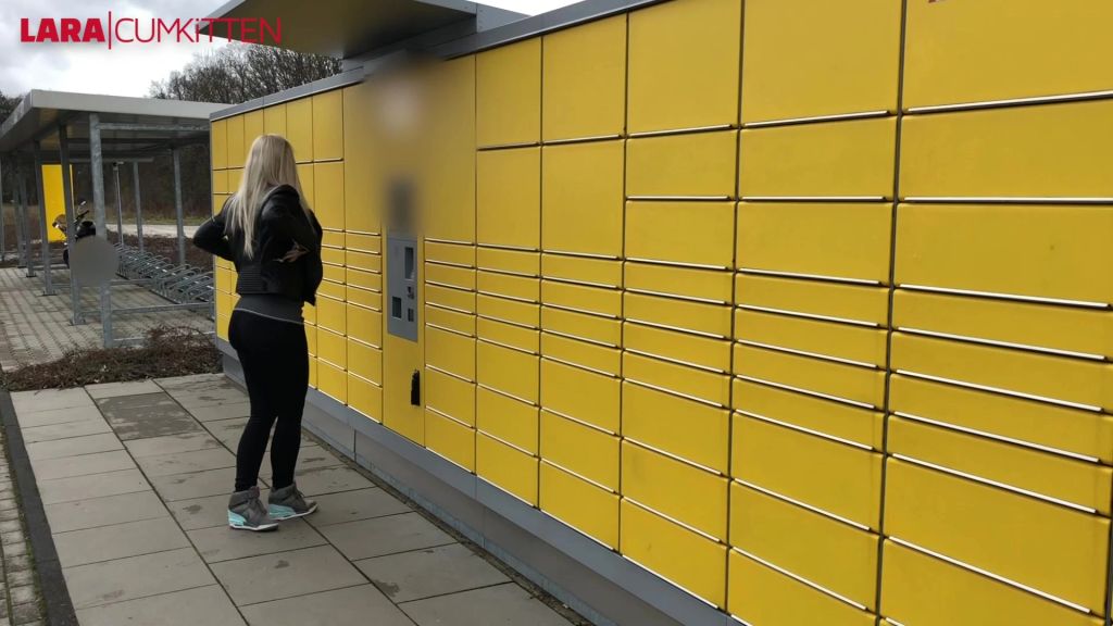 sexy foto nr. 4 von PUBLIC PISS | Dringende Notdurft vor der Paketstation