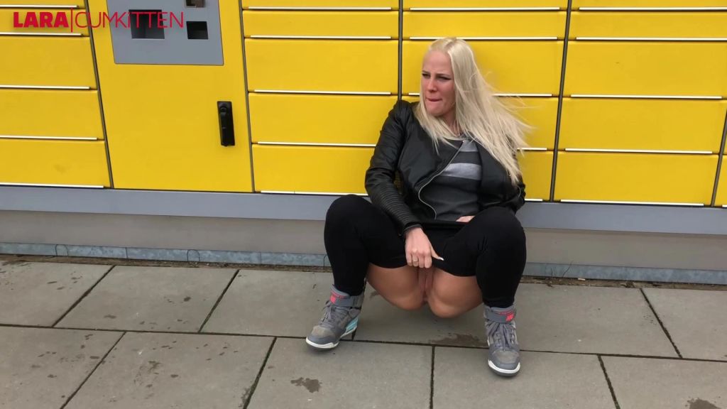 sexy foto nr. 5 von PUBLIC PISS | Dringende Notdurft vor der Paketstation