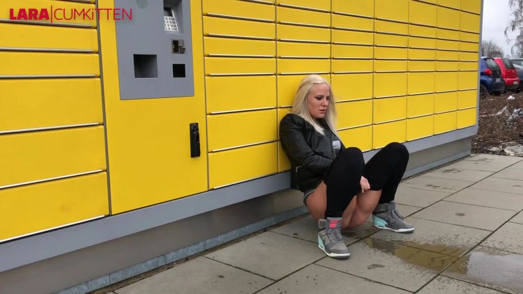 sexy foto nr. 10 von PUBLIC PISS | Dringende Notdurft vor der Paketstation