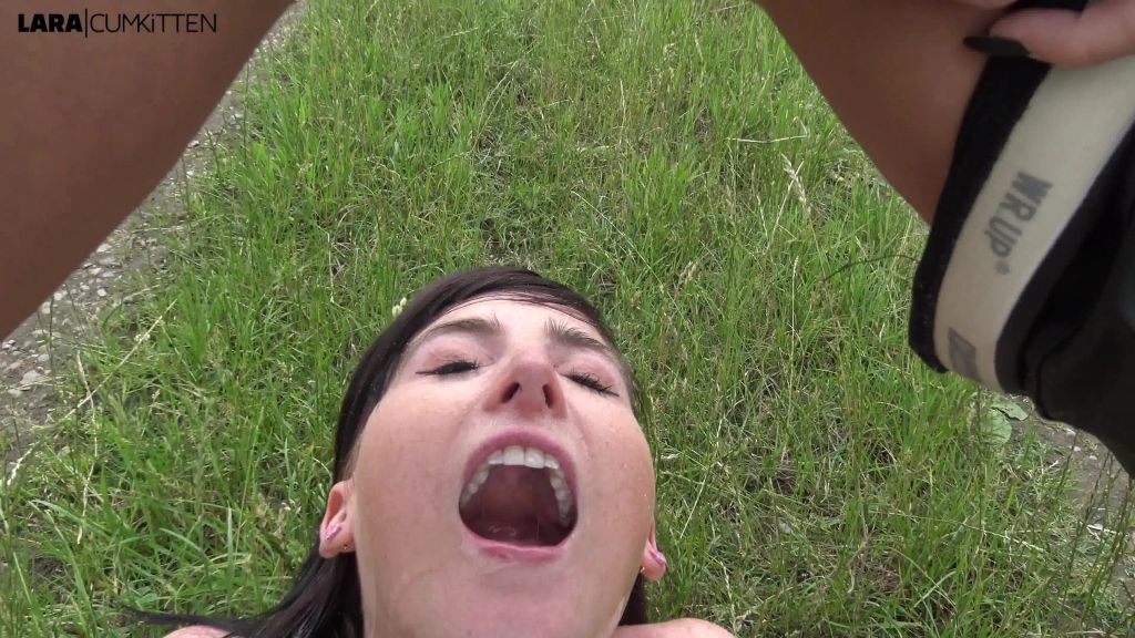 sexy foto nr. 9 von SCHLUCK du Luder | PISS Pause am Autobahn Rastplatz