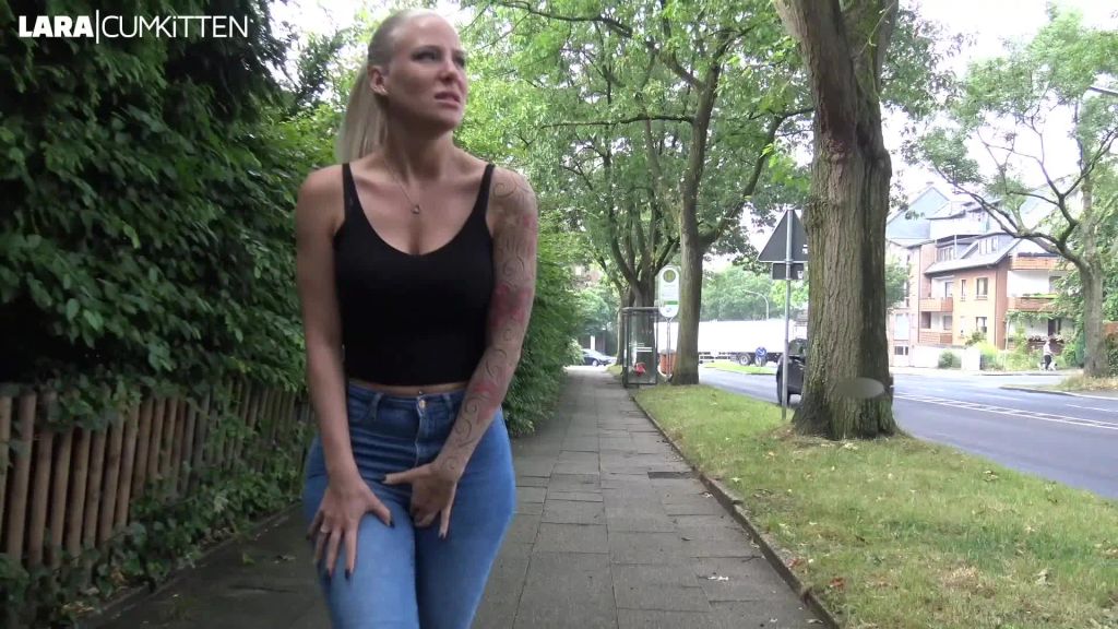 sexy foto nr. 4 von PUBLIC JEANS PISS EXTREM | zum greifen nah an der strasse