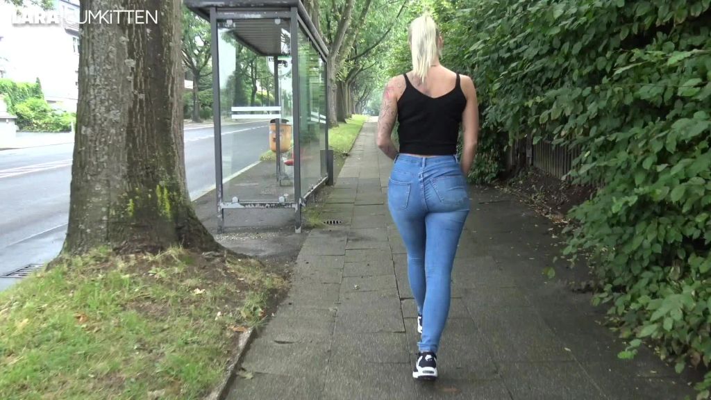 PUBLIC JEANS PISS EXTREM | zum greifen nah an der strasse