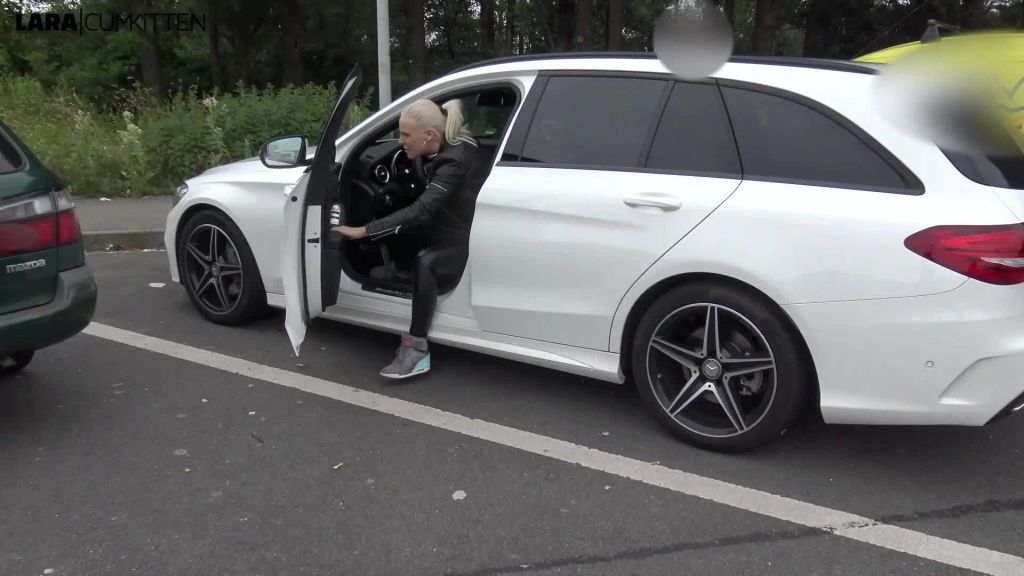 sexy foto nr. 1 von Autobahn WC defekt | PUBLIC PISS voll in seine Kehle