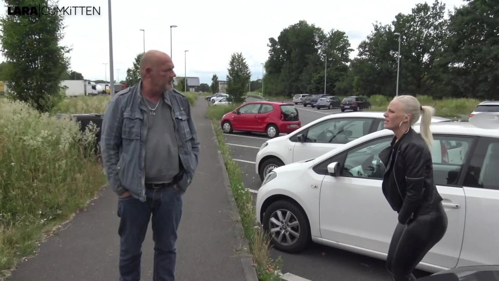 sexy foto nr. 2 von Autobahn WC defekt | PUBLIC PISS voll in seine Kehle