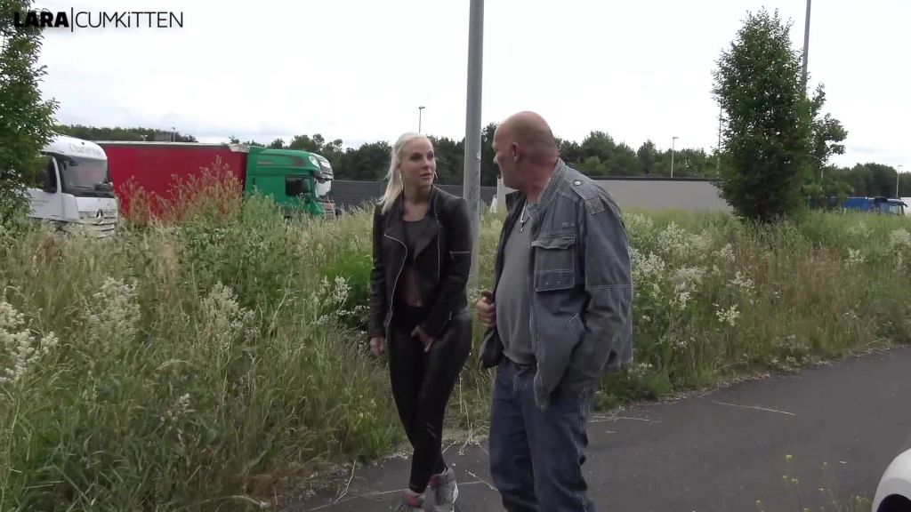 sexy foto nr. 4 von Autobahn WC defekt | PUBLIC PISS voll in seine Kehle