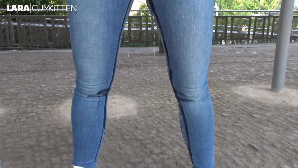 sexy foto nr. 6 von JEANS 2x nacheinander VOLLGEPISST | Öffentlicher Jeans PISS