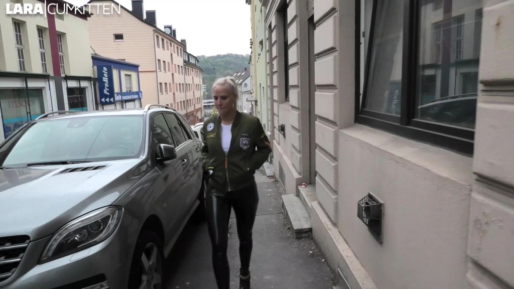 LATEX BITCH in der Werkstatt ZERFICKT und vollgespritzt