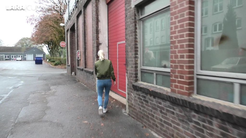 sexy foto nr. 1 von DREIST GEPISST | Mitten in eine fremde Hinterhof Werkstatt