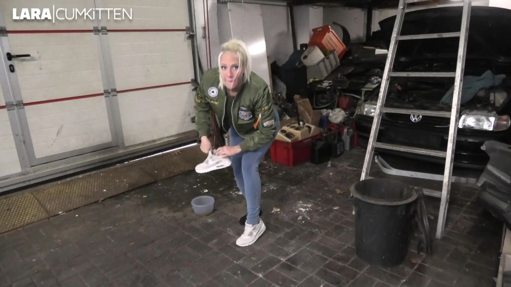 sexy foto nr. 10 von DREIST GEPISST | Mitten in eine fremde Hinterhof Werkstatt