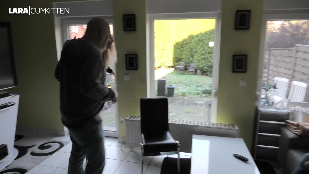 sexy foto nr. 3 von XXL PISS BETANKUNG | ...und seine Freunde schauen zu