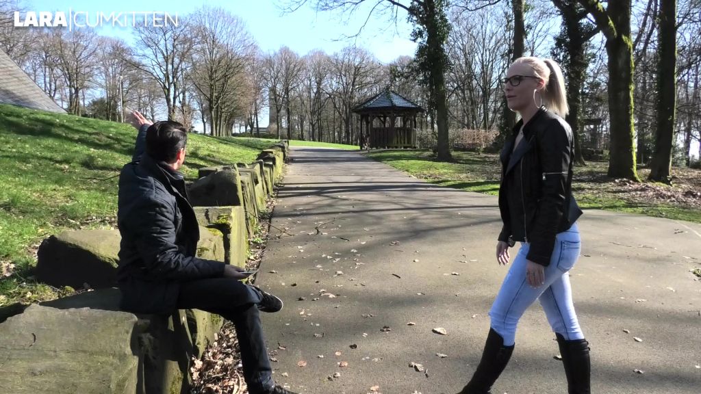 sexy foto nr. 2 von PUBLIC FICK in Jeans und Stiefeln | SPERMAWALK  im Stadtpark