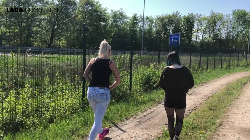 sexy foto nr. 2 von Spontane Pipi Pause | Schau uns zu beim Abpissen