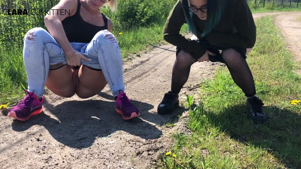 sexy foto nr. 3 von Spontane Pipi Pause | Schau uns zu beim Abpissen