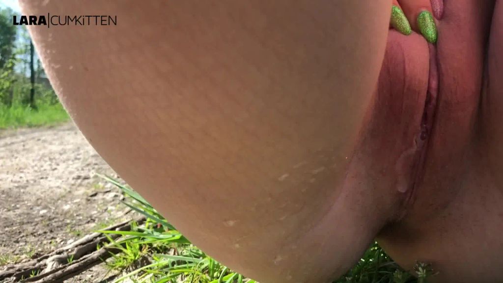 sexy foto nr. 5 von Spontane Pipi Pause | Schau uns zu beim Abpissen