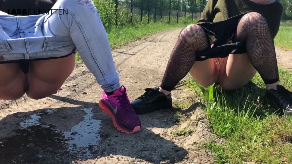 sexy foto nr. 6 von Spontane Pipi Pause | Schau uns zu beim Abpissen