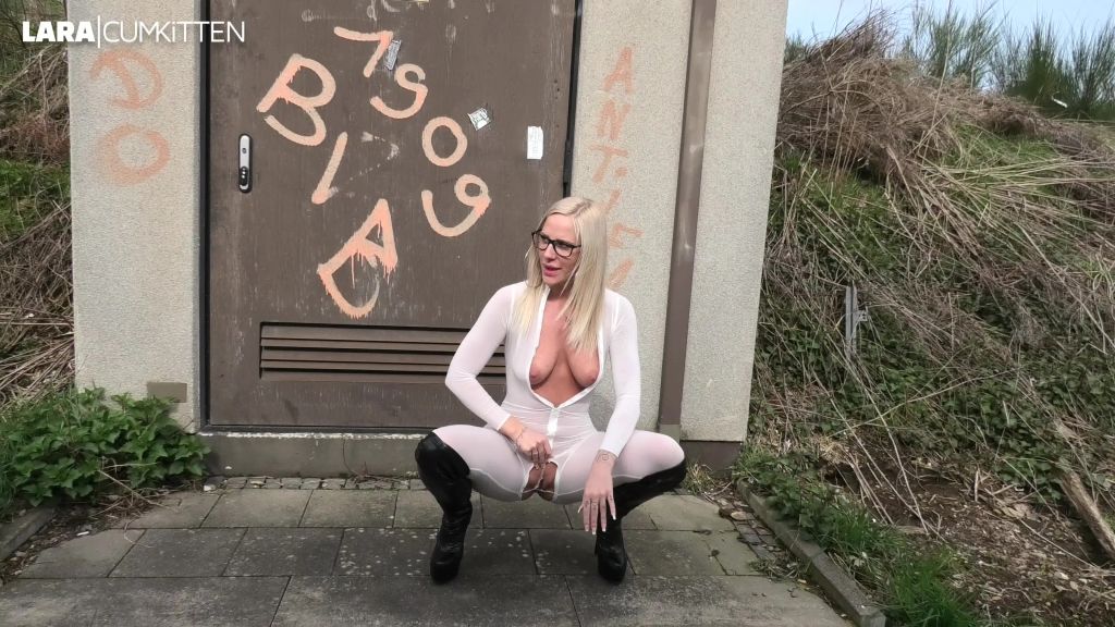 sexy foto nr. 6 von HOT or NOT? | PISS in Stiefeln und Catsuit