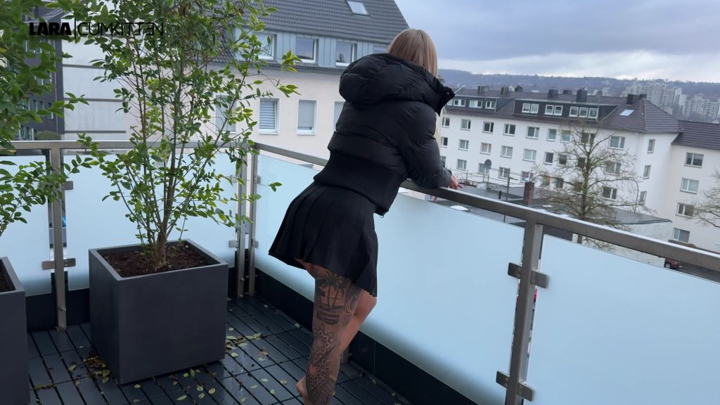 sexy foto nr. 3 von Beim rauchen ERWISCHT | Jetzt bekommt er meine PISS FLUT