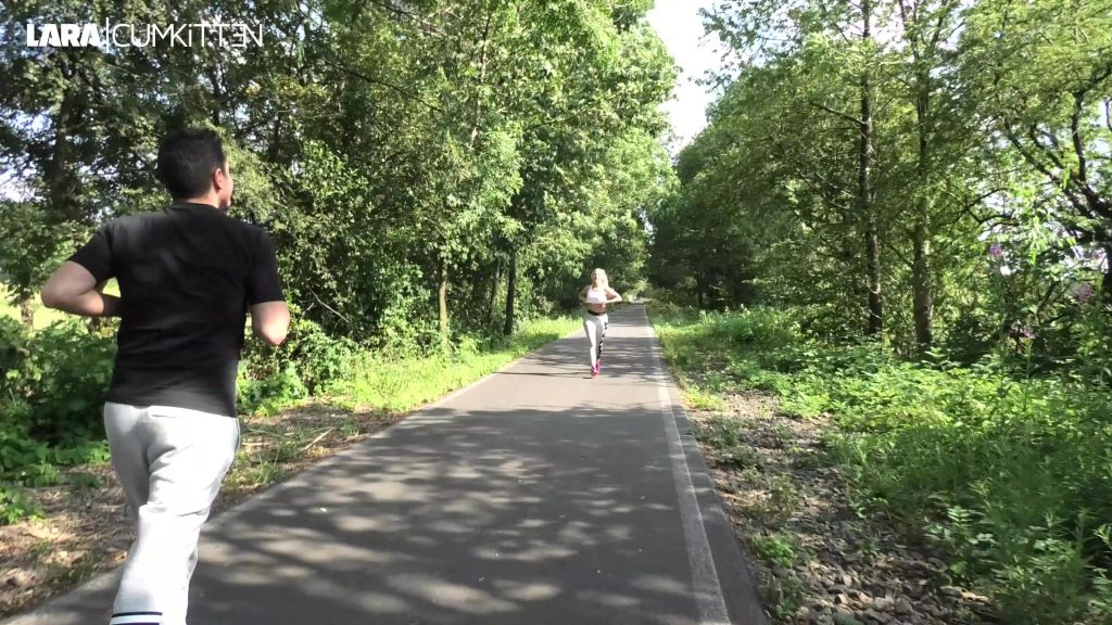 sexy foto nr. 1 von Notgeile FICKSCHLAMPE | BUBBLE BUTT beim joggen vollgespritz