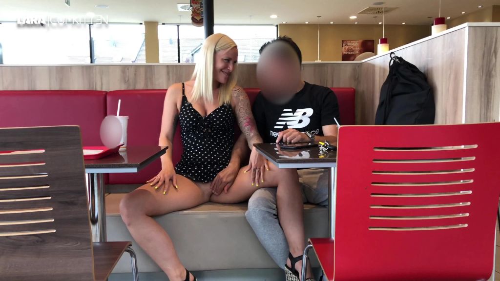 sexy foto nr. 2 von Public Fick | SPERMAFACE mitten im BURGER LADEN