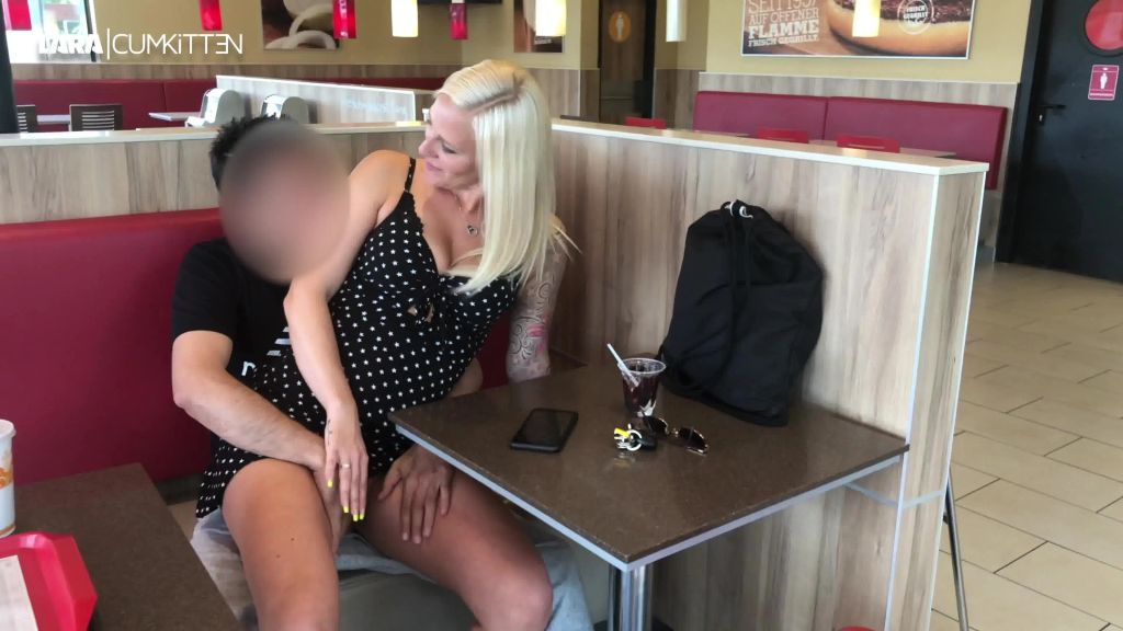 sexy foto nr. 6 von Public Fick | SPERMAFACE mitten im BURGER LADEN