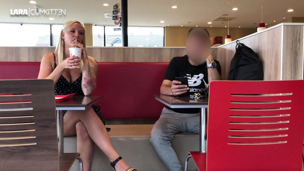 Public Fick | SPERMAFACE mitten im BURGER LADEN