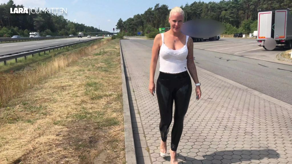 sexy foto nr. 1 von FICK DRIVE IN AN DER A1 | Spritz meinen Leggings Arsch voll