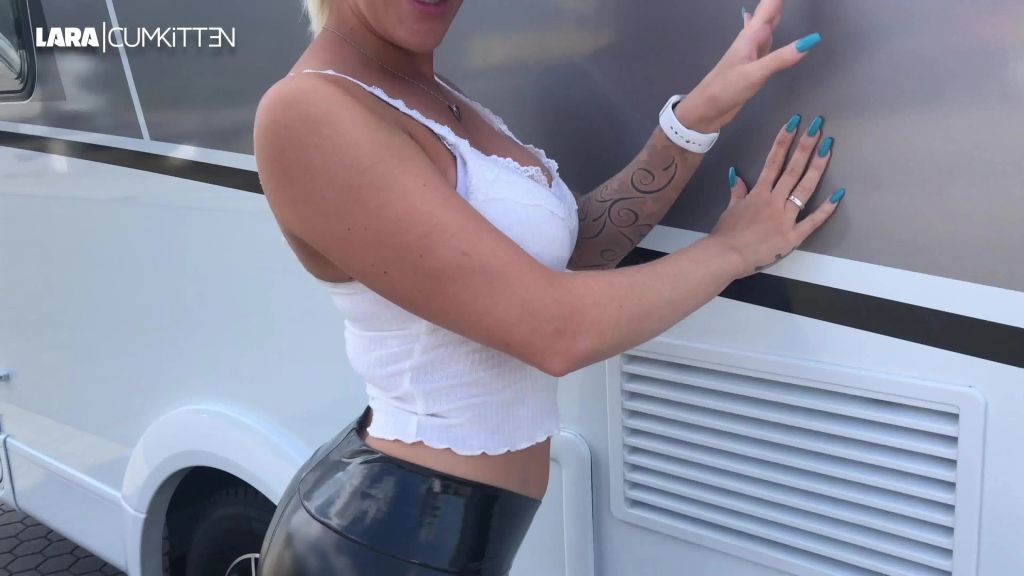 sexy foto nr. 3 von FICK DRIVE IN AN DER A1 | Spritz meinen Leggings Arsch voll