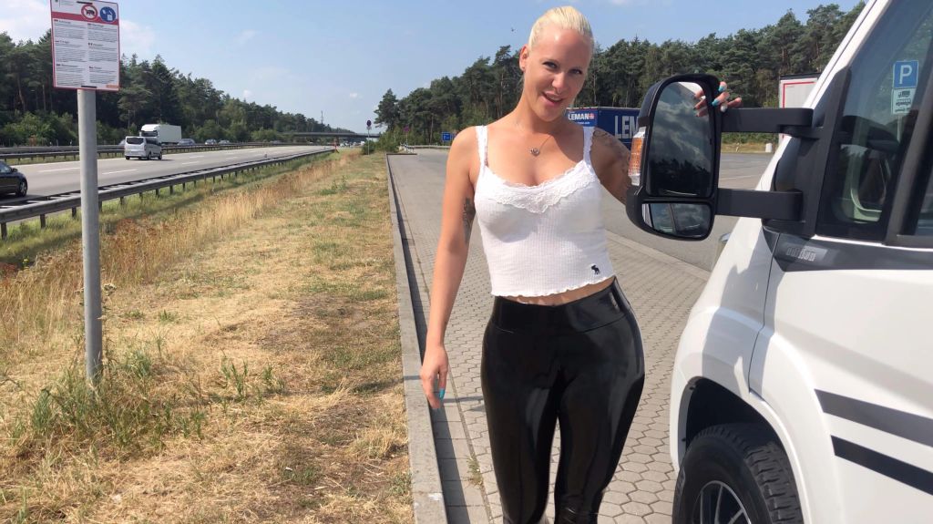 FICK DRIVE IN AN DER A1 | Spritz meinen Leggings Arsch voll