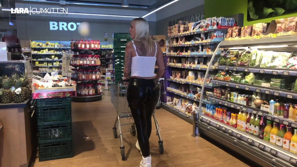 sexy foto nr. 1 von Praller BUBBLE BUTT im Supermarkt | Public LEGGINGS FICK