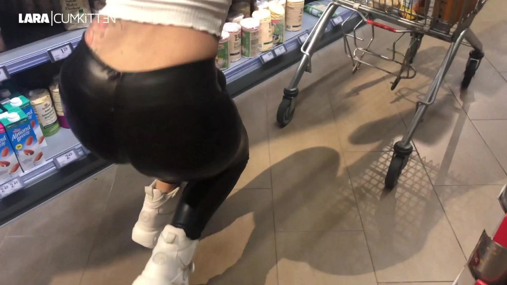 sexy foto nr. 2 von Praller BUBBLE BUTT im Supermarkt | Public LEGGINGS FICK