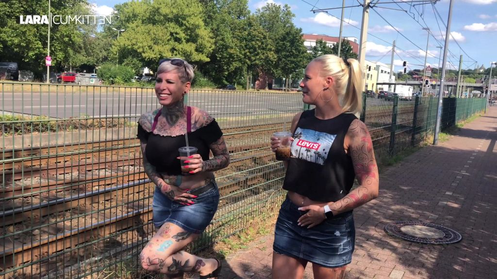 sexy foto nr. 2 von PUBLIC PISS CHALLENGE | Bei wem läuft der Becher über?