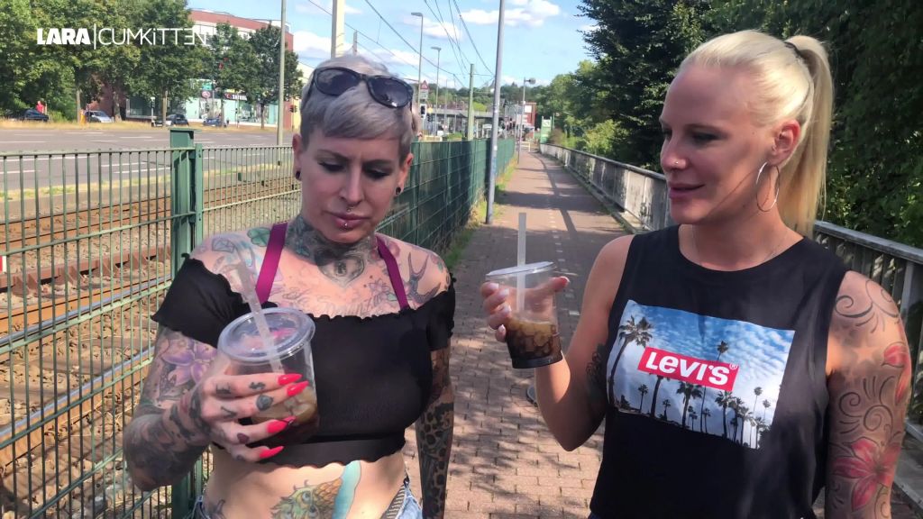 sexy foto nr. 3 von PUBLIC PISS CHALLENGE | Bei wem läuft der Becher über?