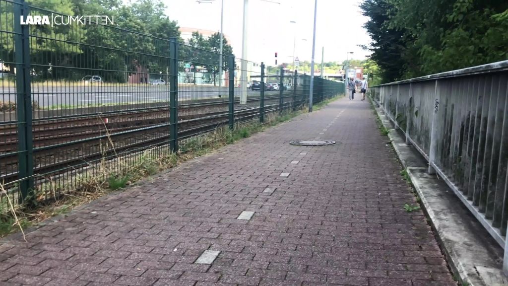 sexy foto nr. 5 von PUBLIC PISS CHALLENGE | Bei wem läuft der Becher über?