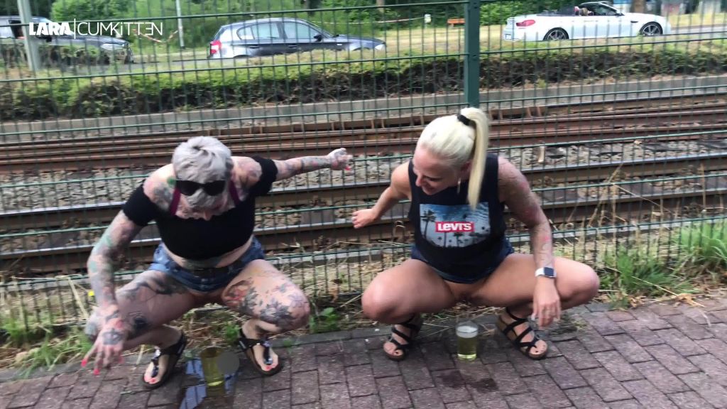 sexy foto nr. 8 von PUBLIC PISS CHALLENGE | Bei wem läuft der Becher über?