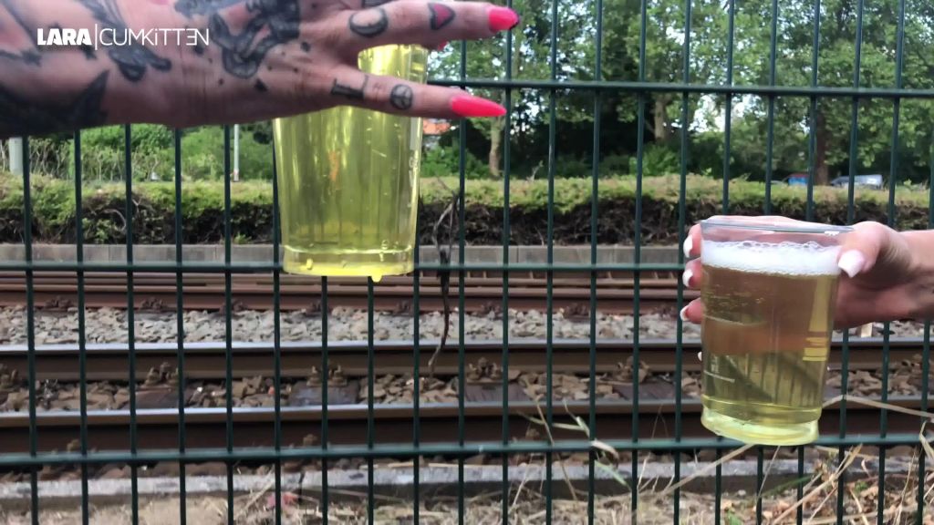 sexy foto nr. 9 von PUBLIC PISS CHALLENGE | Bei wem läuft der Becher über?