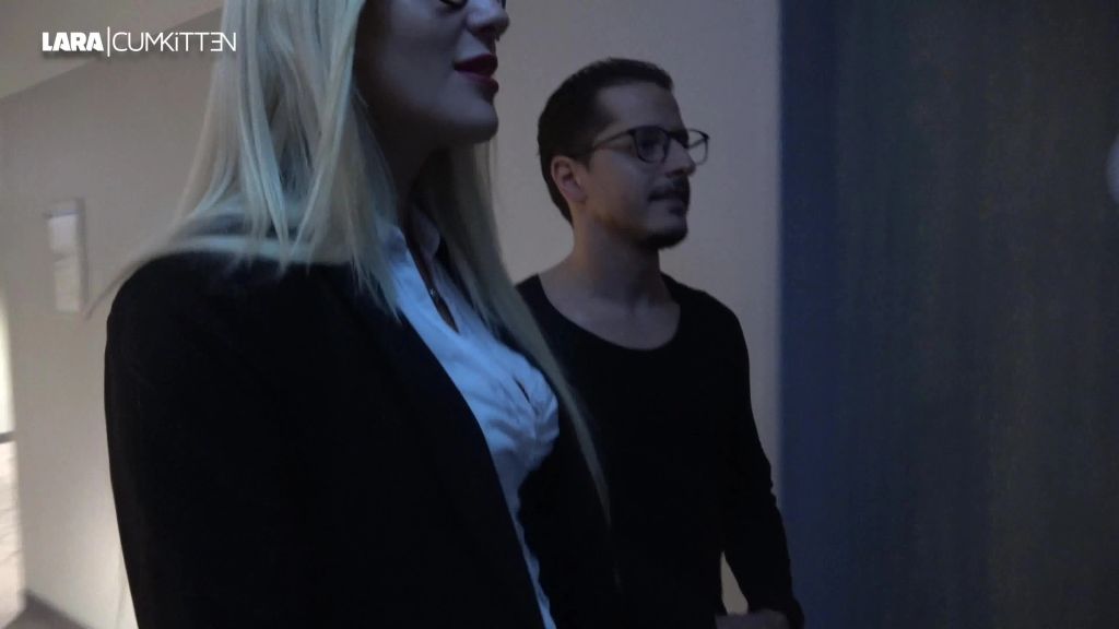 sexy foto nr. 2 von Büroschlampe fremd zerfickt | Mitten auf dem Hotelflur