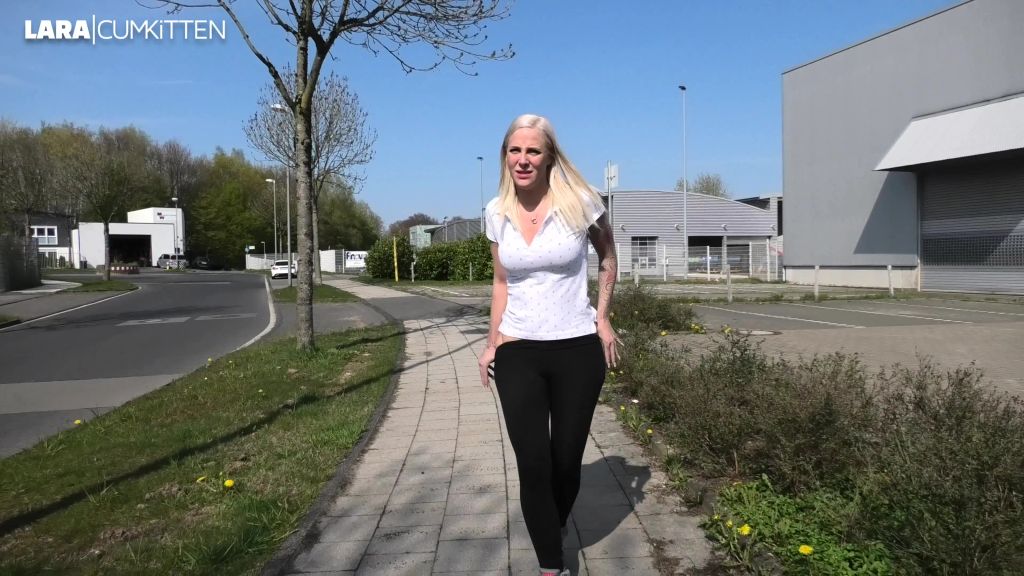 sexy foto nr. 1 von Nasse PISSFOTZE | 2x Public PISS auf der Straße