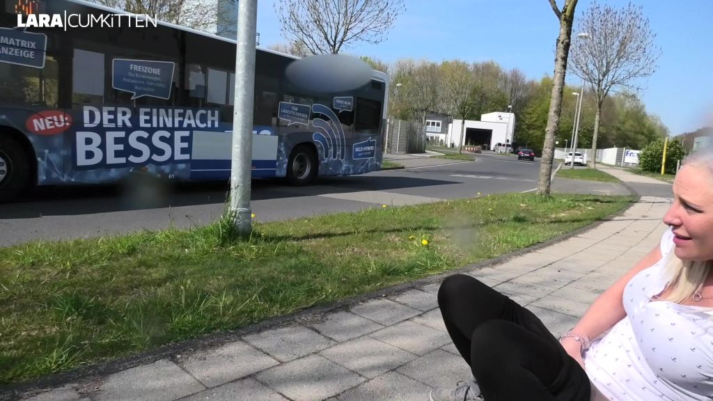 sexy foto nr. 6 von Nasse PISSFOTZE | 2x Public PISS auf der Straße