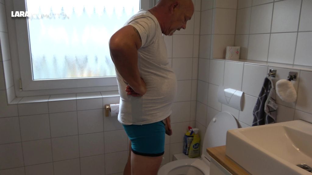 sexy foto nr. 2 von DU PISST IM STEHEN? | ICH PISS DICH VOLL!