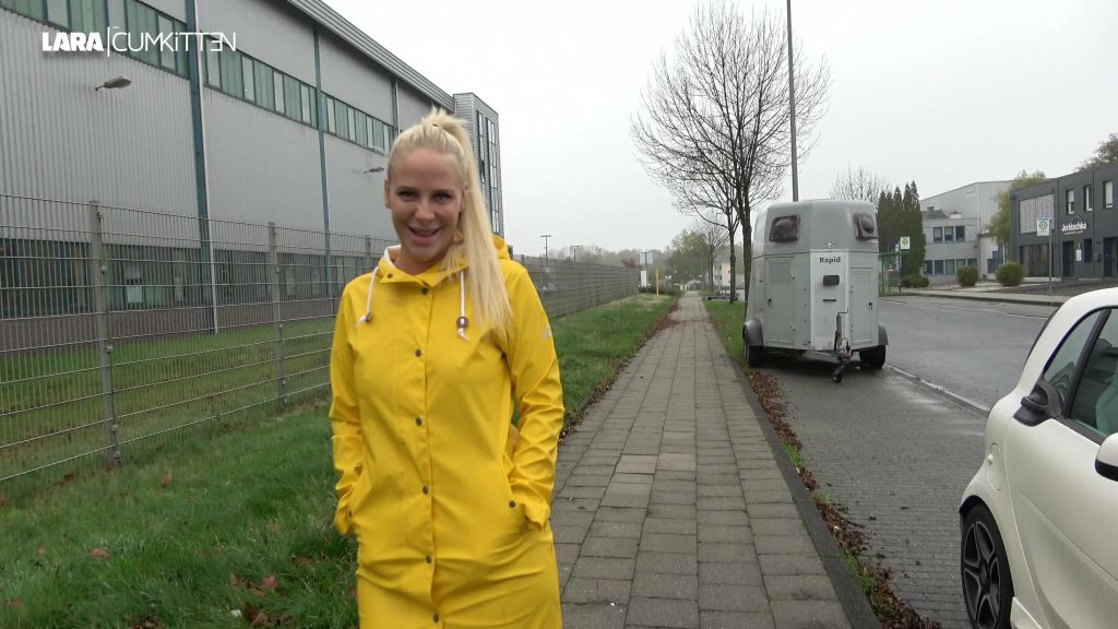 sexy foto nr. 1 von FETISCH PISS | Sexy in Gummistiefeln und Regenjacke