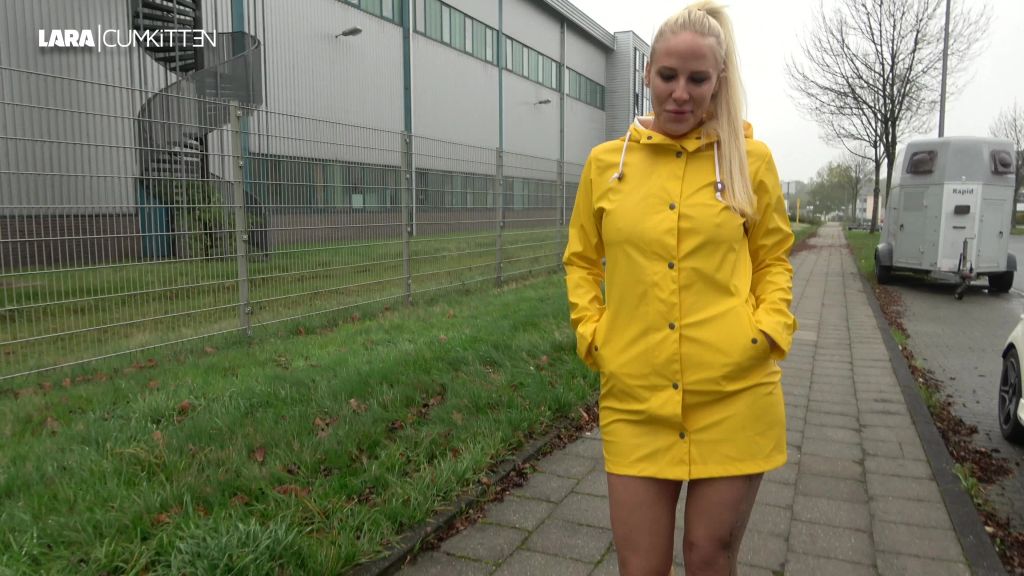 sexy foto nr. 2 von FETISCH PISS | Sexy in Gummistiefeln und Regenjacke