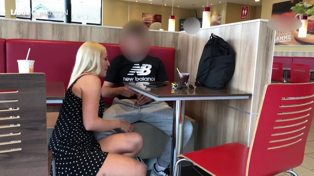 sexy foto nr. 4 von Public Fick im BURGER LADEN | SPERMAFACE mitten im FastFood Restaurant