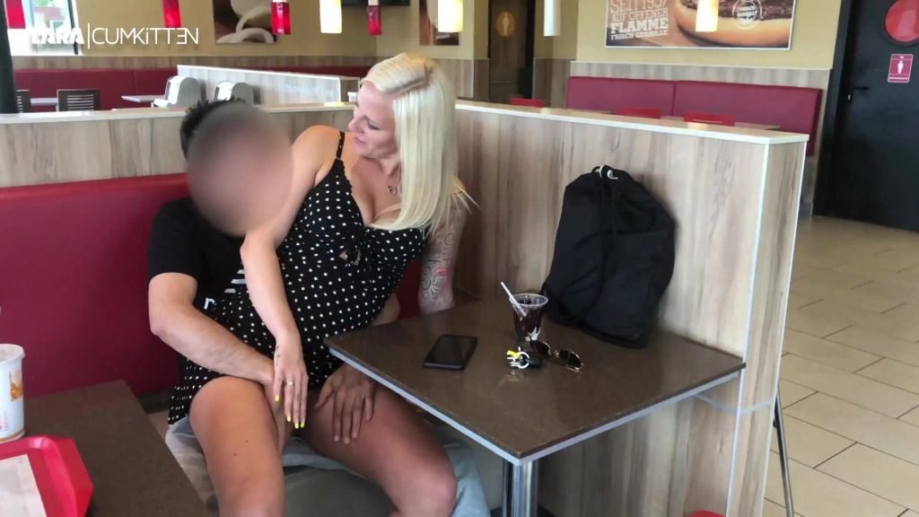 sexy foto nr. 6 von Public Fick im BURGER LADEN | SPERMAFACE mitten im FastFood Restaurant