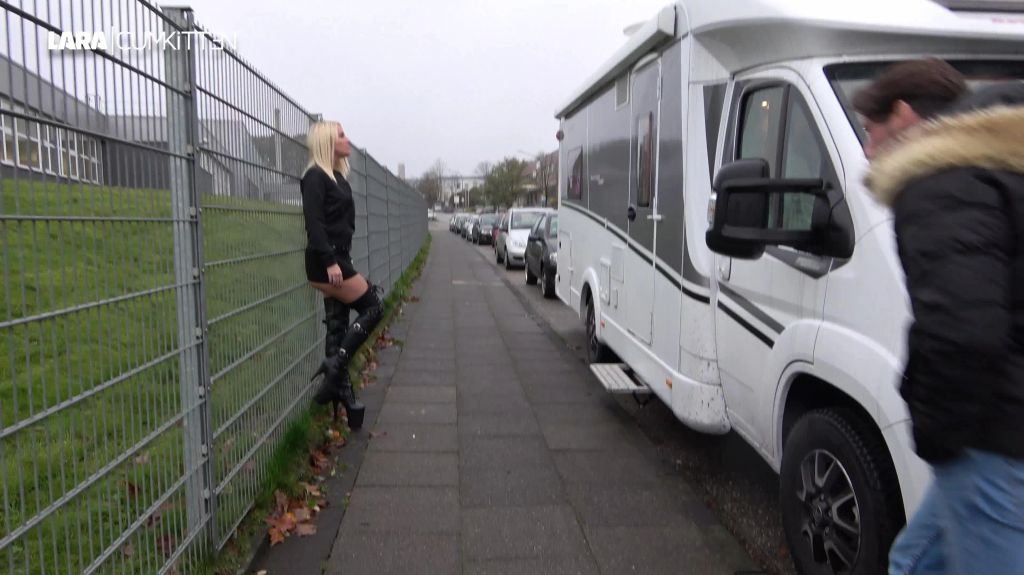STIEFEL SCHLAMPE mit Anal Plug von der Straße gefickt